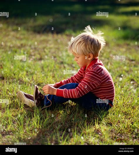 Boy Tying Shoe Stock Photos & Boy Tying Shoe Stock Images - Alamy