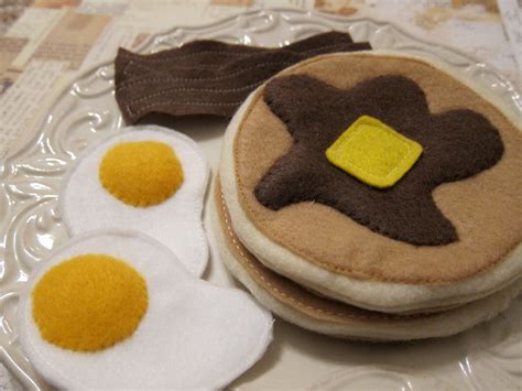 Days Gone Design Blog: {DIY Play Felt Food}