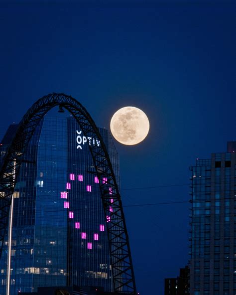 Full moon over Denver tonight (4/7/20). Stay safe everyone. : r/Colorado