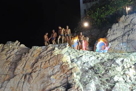 Acapulco Cliff Divers and Their Daring Feats - WanderWisdom