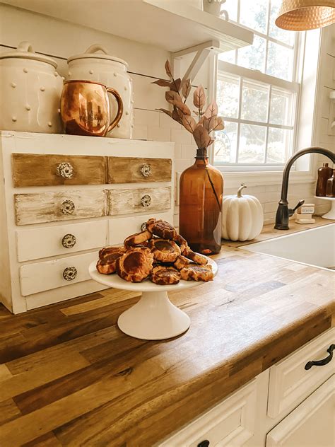 Farmhouse Fall Kitchen | Fall kitchen decor, Farmhouse kitchen decor, Fall kitchen