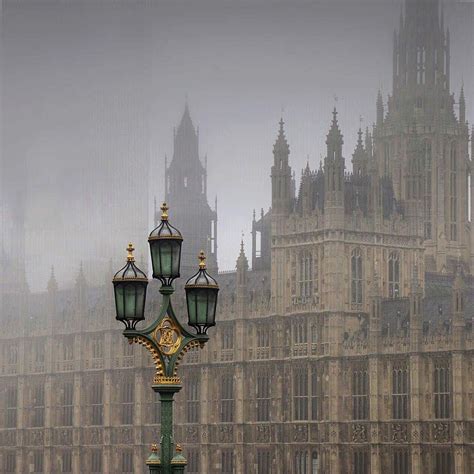 Photographer Captures Mystical Beauty of a Foggy London – SORTRA