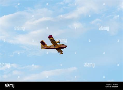 Canadair CL-415 amphibious water bomber in flight Stock Photo - Alamy