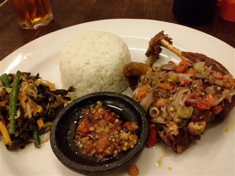 Bebek Renon: Bebek Goreng Crispy Khas Bali dengan Sambal Matah yang Segar