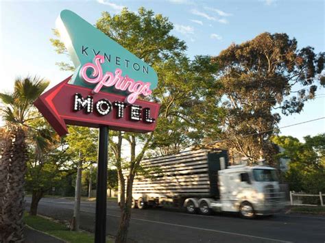 kyneton-springs-motel-retro-sign - The Local Rag