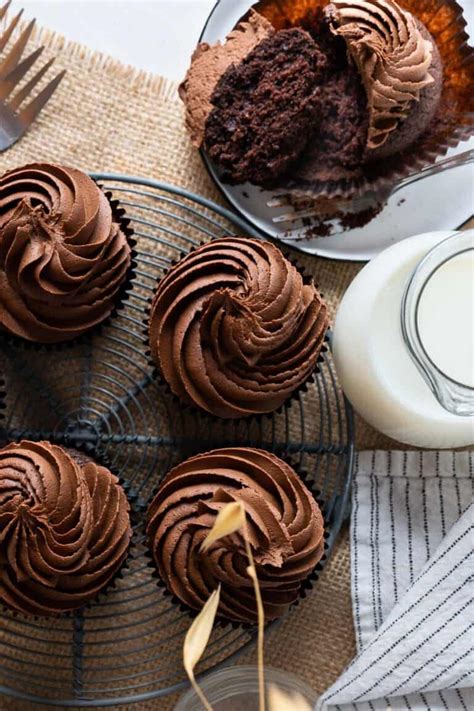 Healthy Chocolate Cupcakes - El Mundo Eats