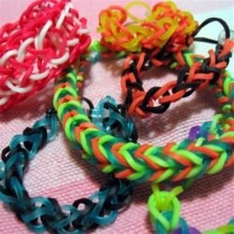 How to Make Rubber Band Bracelets Without a Loom! - FeltMagnet