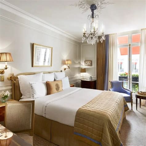 Paris Rooms With Eiffel Tower Views At Hôtel Plaza Athénée