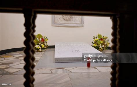 The tomb of Pope Benedict XVI can be seen in the grottoes of St ...