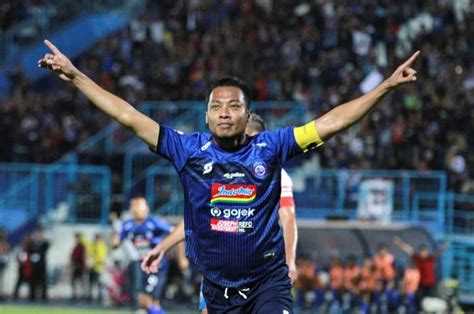 Benteng Kokoh Bernama Hamka Hamzah Tinggalkan Arema FC - Bolasport.com