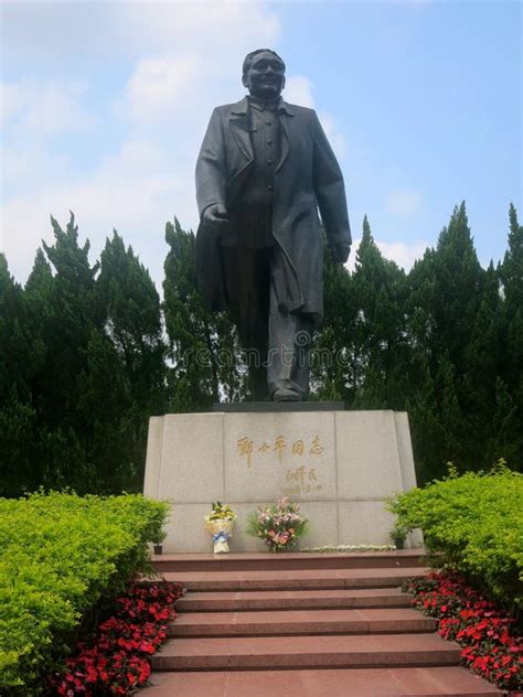 Deng Xiaoping Statue editorial image. Image of deng, statue - 39744625