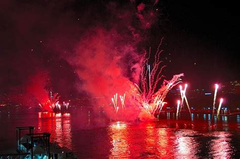 2011 New Years Fireworks Brisbane River | Fireworks brisbane, New year ...