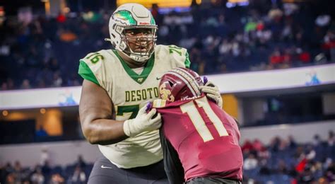 380-Pound Texas HS Football Player Manhandles 6'4" Opponent