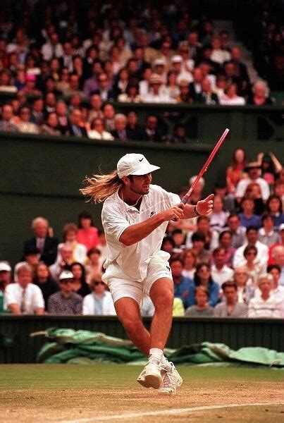 ANDRE AGASSI IN THE WIMBLEDON TENNIS 1992 FINAL 06 / 07