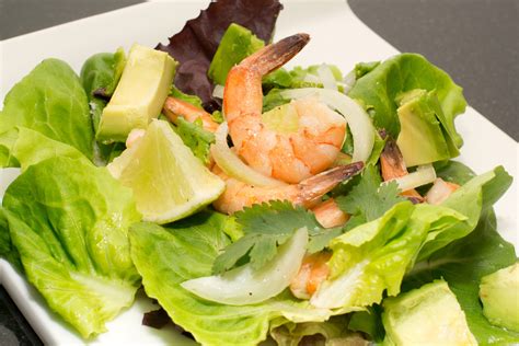 How to Make a Prawn and Avocado Salad: 4 Steps (with Pictures)