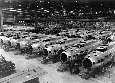 The history of the Boeing B-17 Flying Fortress planes from WWII - Click Americana