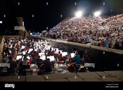 Orchestra pit hi-res stock photography and images - Alamy