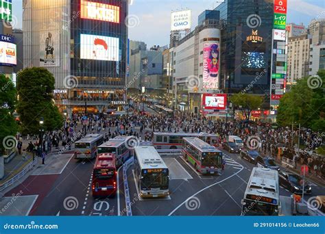 Night View with Neon Signs in Downtown Tokyo, Japan Editorial Photo ...