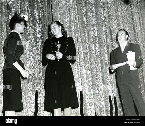 1945 OSCARS Bob Hope with Jennifer Jones at left and Ingrid Bergman holding her Oscar for ...