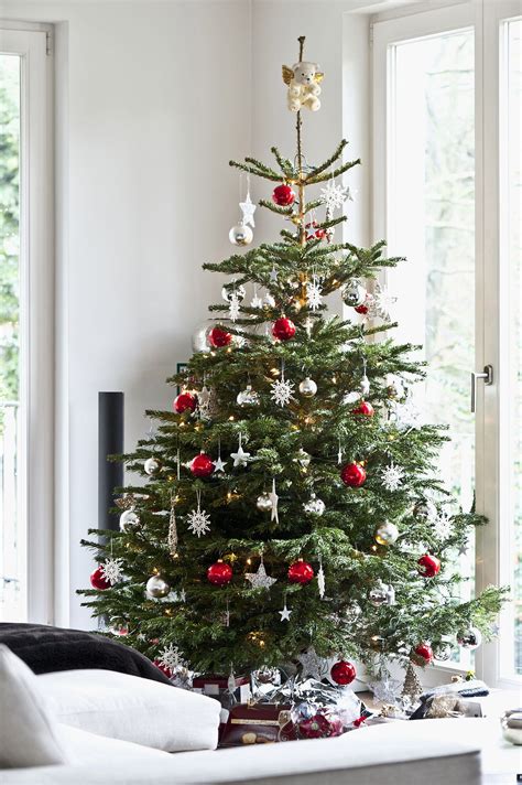 11 Tips For Decorating Your Holiday Tree Like a Pro | Cheap christmas trees, Scandinavian ...