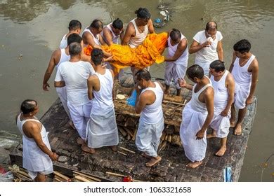 Funeral Nepal Burn Stock Photos - 1,088 Images | Shutterstock