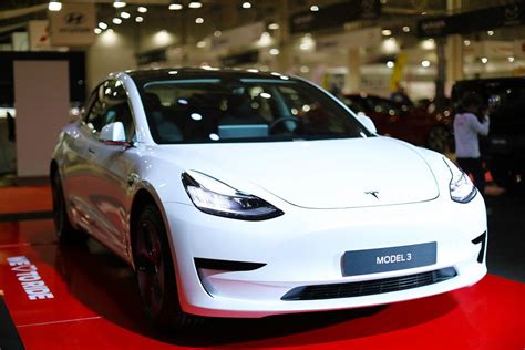 White electric car Tesla Model 3 - Creative Commons Bilder