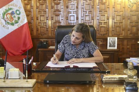 Presidenta del Congreso firma autógrafa que exonera pago de IGV a alimentos esenciales - Altavoz