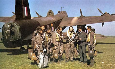 Crew beside Stirling bomber | Wwii aircraft, Aircraft, Wwii