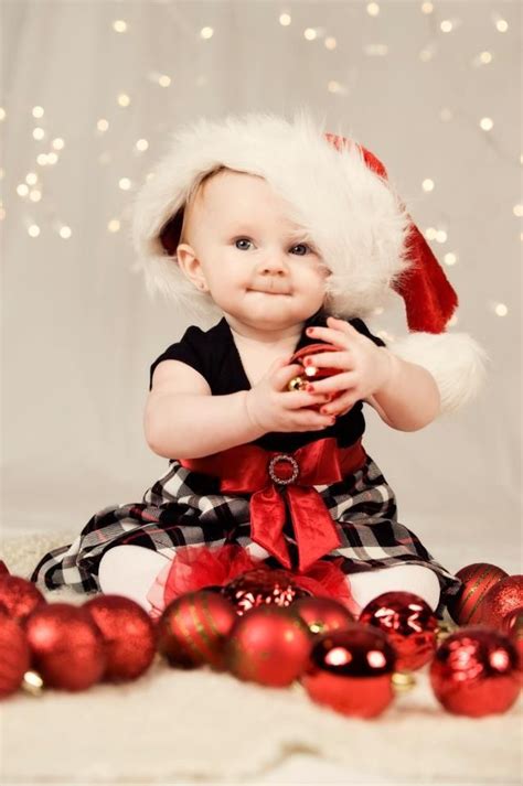8 Adorable Photo Ideas For Baby's 1st Christmas Baby Christmas Photos, Christmas Portraits ...