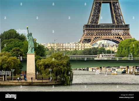 Statue of Liberty and Eiffel Tower in Paris. Statue de la liberté et ...