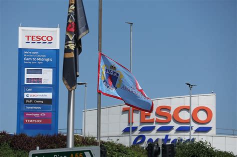 UDA flags outside PSNI training college 'giving two fingers to police ...