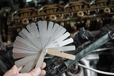 auto mechanic Using Feeler gauge Set the car valve. Measuring valve ...