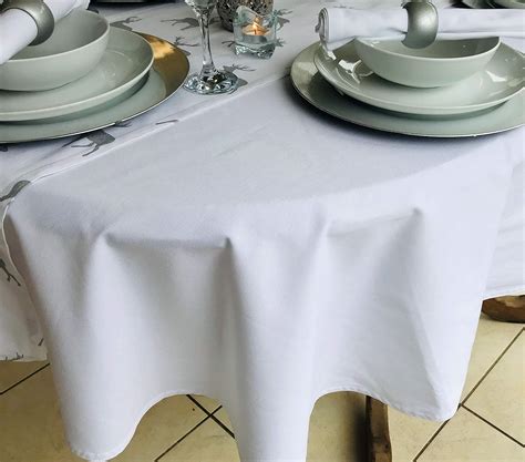 THE TABLECLOTH COMPANY 150x260CM PLAIN CHRISTMAS WHITE OVAL TABLECLOTH (8 SEATER): Amazon.co.uk ...