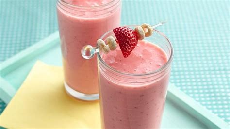 Frosted Cheerios® Strawberry-Banana Shakes | QueRicaVida