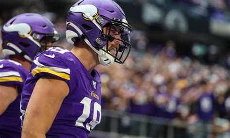 Vikings WR Adam Thielen leaves Chiefs game with hamstring injury