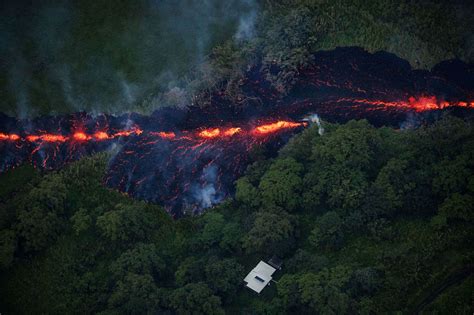 Photos Show the Shocking Damage and Growing Ash Clouds Caused by the Kilauea Volcano Eruption in ...