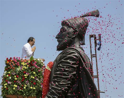 Today's Photo : Uddhav Thackeray offers tribute at Chhatrapati Shivaji Maharaj statue