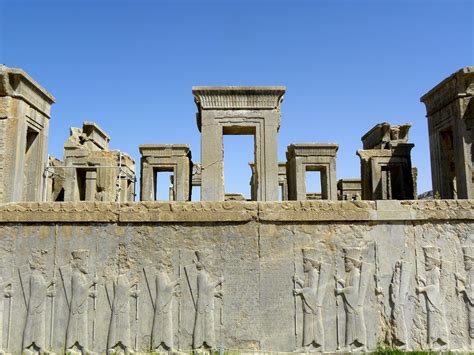 persepolis ruins - Cerca con Google Cyrus The Great, Great Quotes, Notre Dame, Mount Rushmore ...