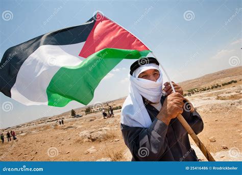 Hombre Palestino Con El Indicador En Cisjordania Foto editorial ...