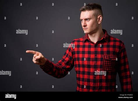 Angry man and pointing hi-res stock photography and images - Alamy