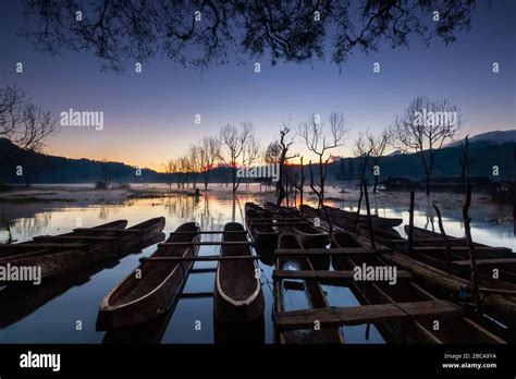 lake tamblingan when sunrise and traditional boat Stock Photo - Alamy