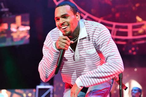 Chris Brown afirma que ainda é odiado por ter agredido Rihanna aos 17 anos