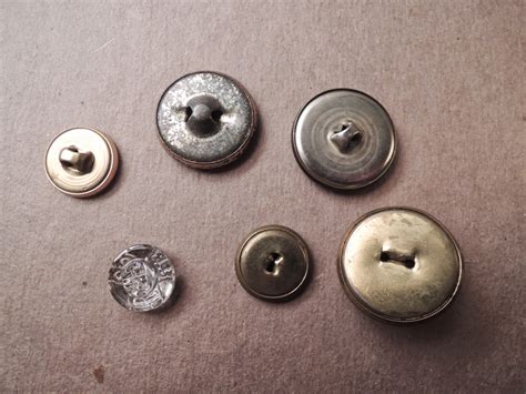 Holly Goes Lightly: DIY Vintage Button Push Pins