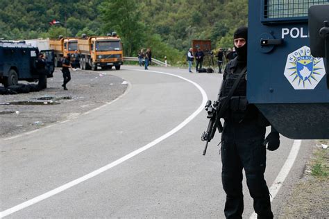 Protesters block Kosovo-Serbia border, tension still high