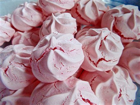 Vegan Meringue Kisses! - Maverick Baking