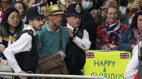 Protesters dragged away by police as they storm Queen's Jubilee parade ...