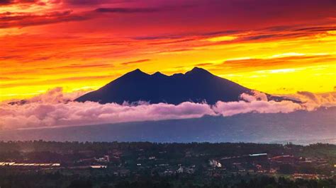 Pesona Keindahan Alam Hingga Cerita Mistis di Gunung Salak