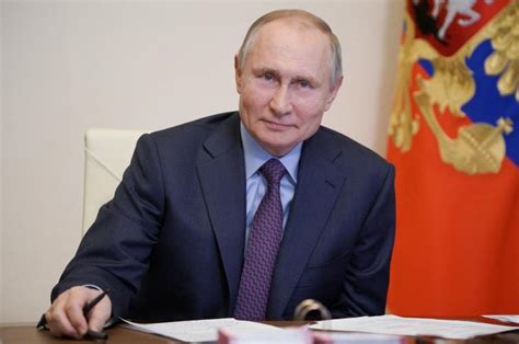 Putin gets COVID-19 vaccine, Kremlin hides details | Daily Sabah