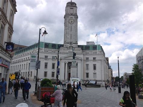 LUTON TOWN HALL, Non Civil Parish - 1376193 | Historic England