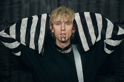 Machine Gun Kelly Unveils ‘Mainstream Sellout’ Tracklist – Billboard